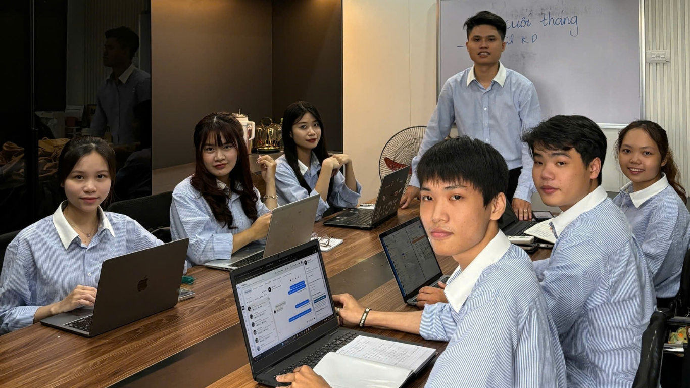 Đội ngũ tư vấn tài chính đang hỗ trợ khách hàng hoàn thiện hồ sơ vay vốn với quy trình minh bạch và chuyên nghiệp